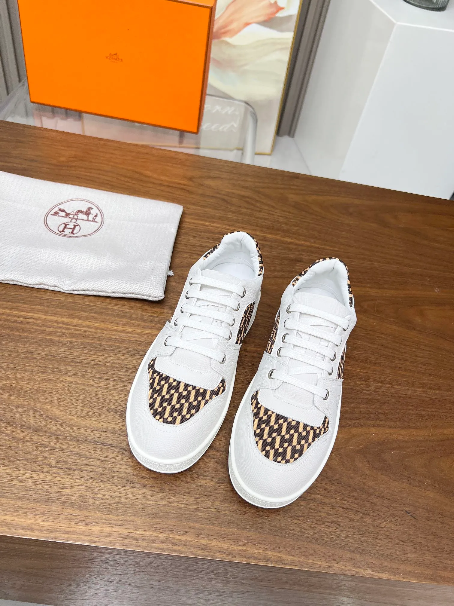 👟👟Ex-factory price 520👟👟 🔥🔥🔥French direct mail HERMES/Hermès flat fashion sports and casual shoes Korean style lace-up mesh lightweight! ! Breathable and comfortable, standard size 35/40 (41 can be customized and will not be returned)